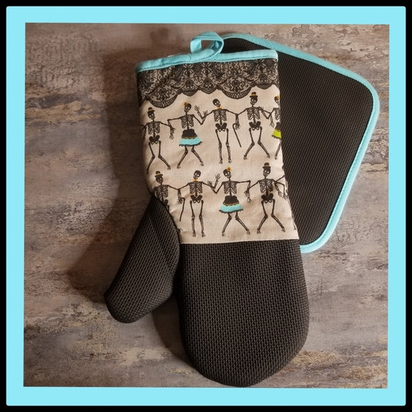 Skeletons Oven Mitt Set - Picture 2 of 3